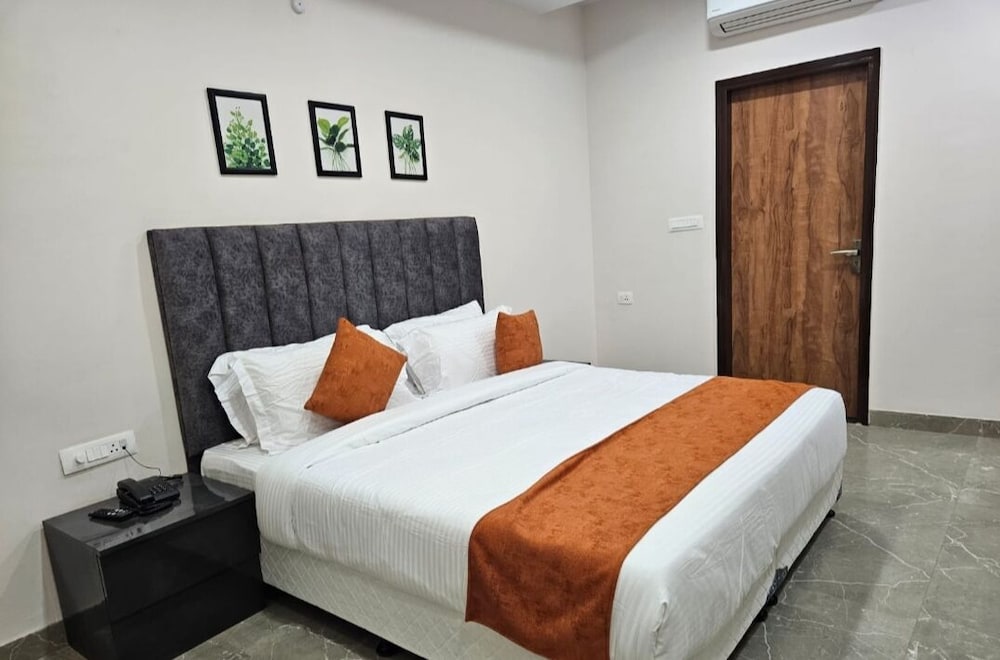 Hotel the grand mehandipur