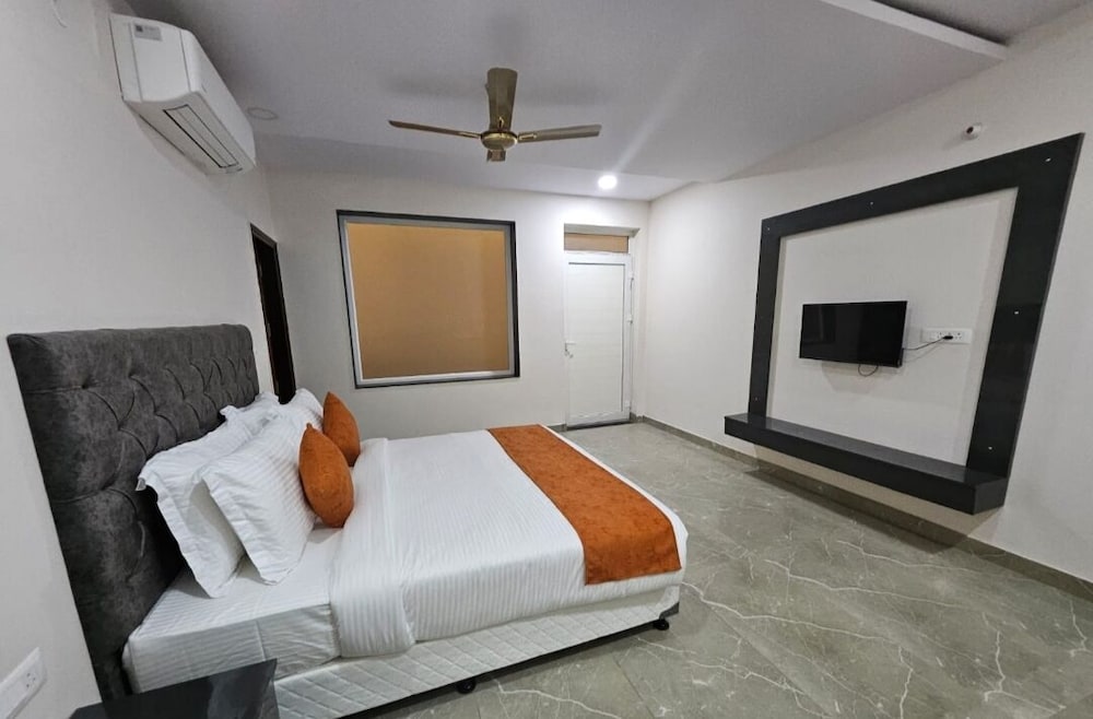 Hotel the grand mehandipur