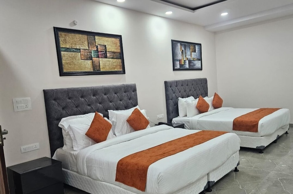 Hotel the grand mehandipur