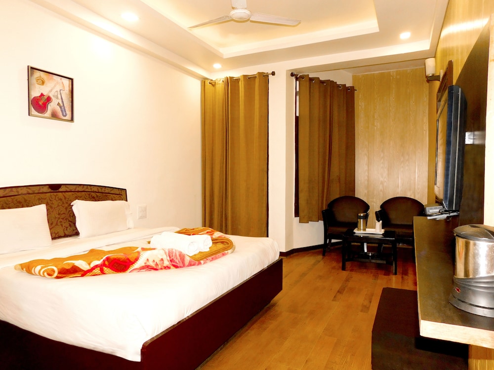 Hotel Crystal Palace, Mussoorie - 10 Mins to Mall Road & Free Parking