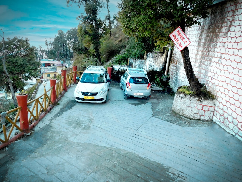 Hotel Crystal Palace, Mussoorie - 10 Mins to Mall Road & Free Parking