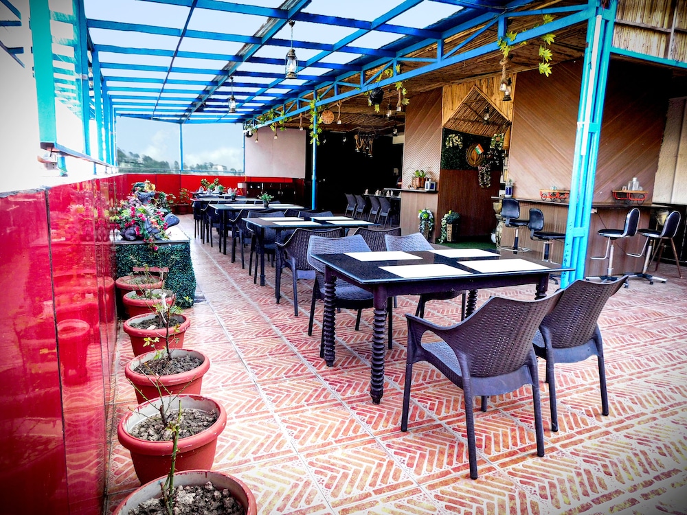 Hotel Crystal Palace, Mussoorie - 10 Mins to Mall Road & Free Parking