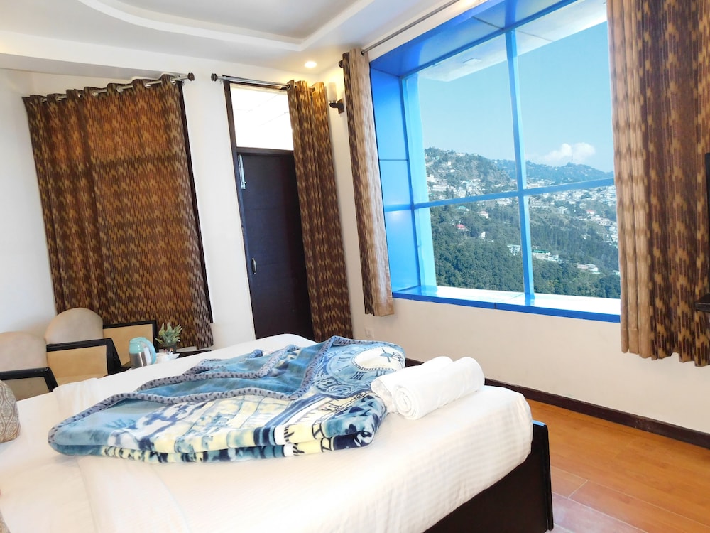 Hotel Crystal Palace, Mussoorie - 10 Mins to Mall Road & Free Parking