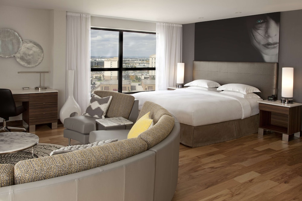 Hilton Toronto Airport Hotel & Suites