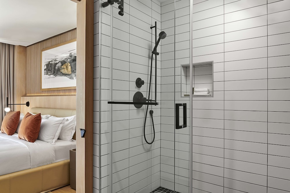 Hilton Toronto Airport Hotel & Suites