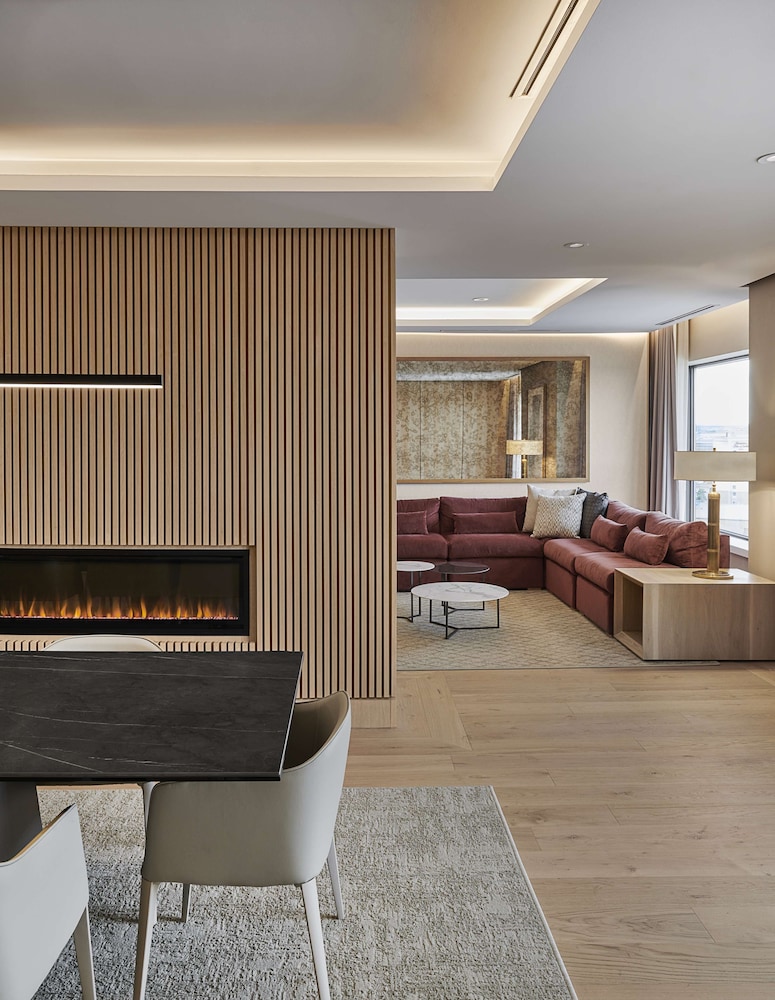Hilton Toronto Airport Hotel & Suites