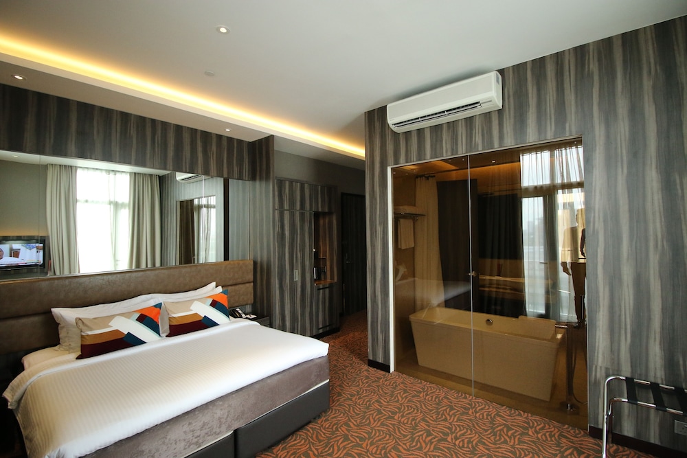 Aqueen Hotel Paya Lebar