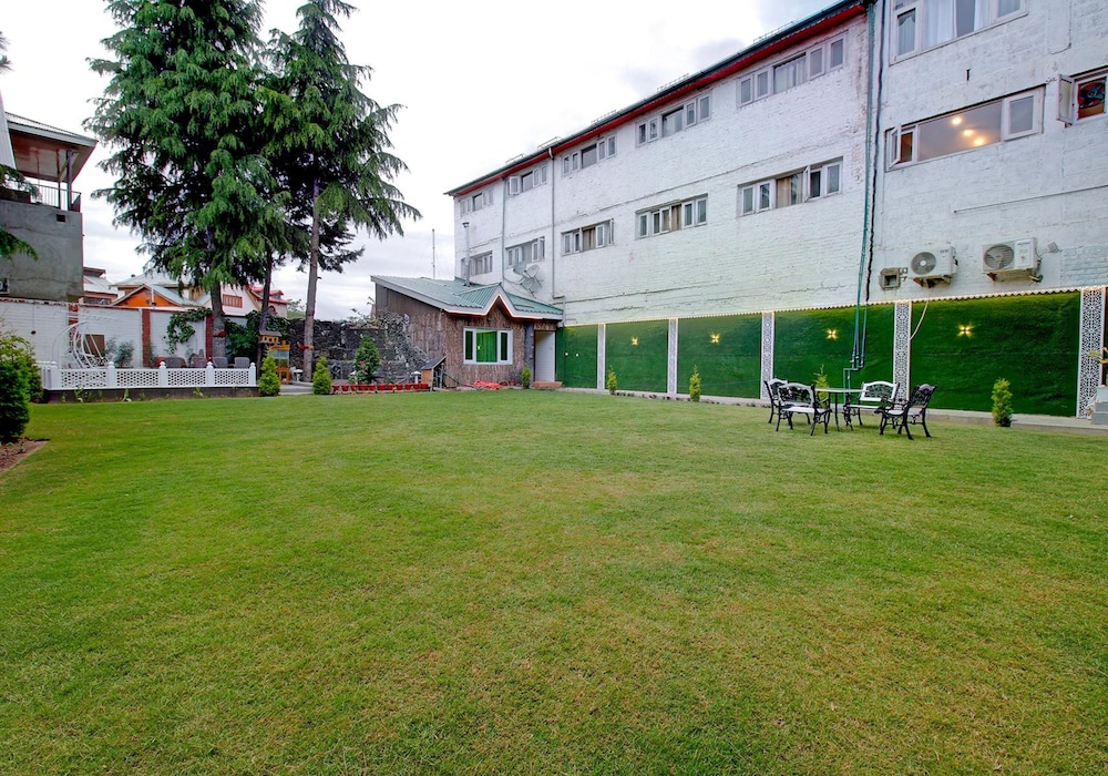 FabHotel Prime Royal Park