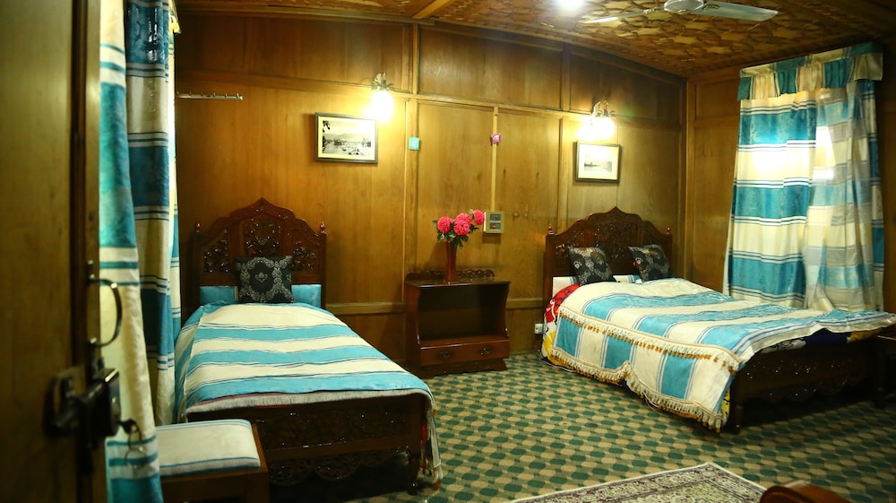 Aziz Palace - Group Of House Boats