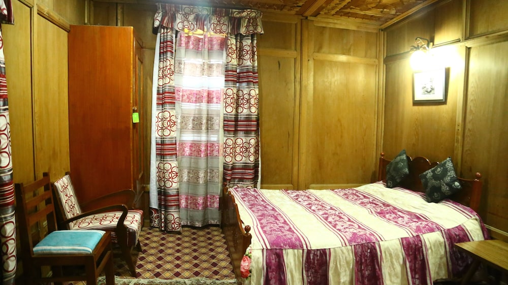 Aziz Palace - Group Of House Boats