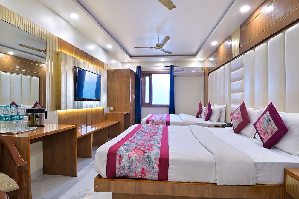 Hotel Glow Inn @3 Minutes Walk From NDLS Railway Station Paharganj
