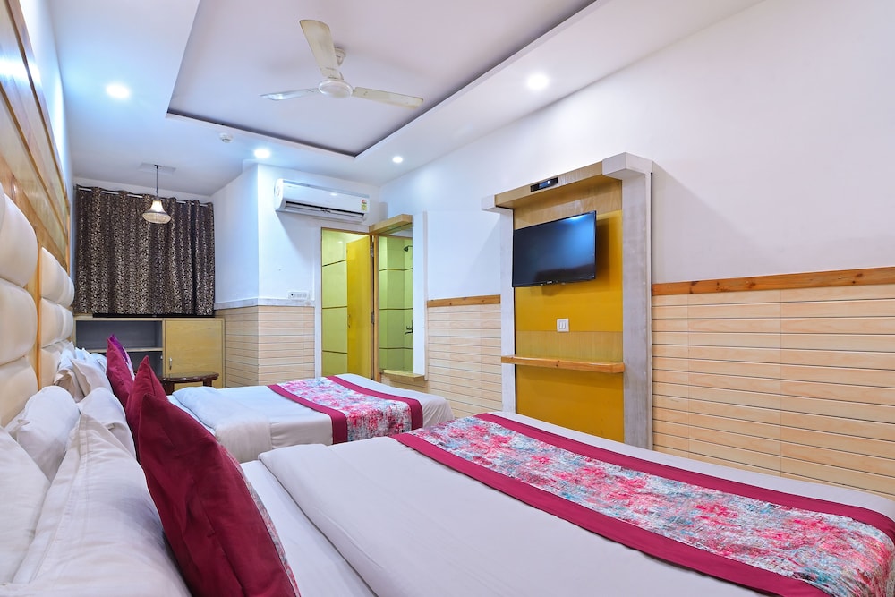 Hotel Glow Inn @3 Minutes Walk From NDLS Railway Station Paharganj