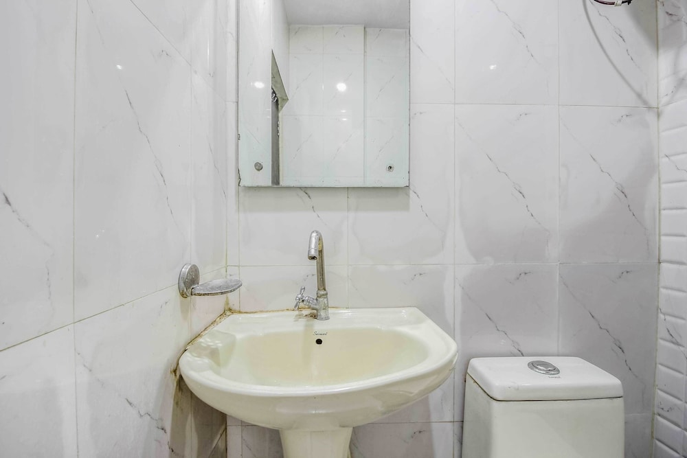 Hotel Glow Inn @3 Minutes Walk From NDLS Railway Station Paharganj