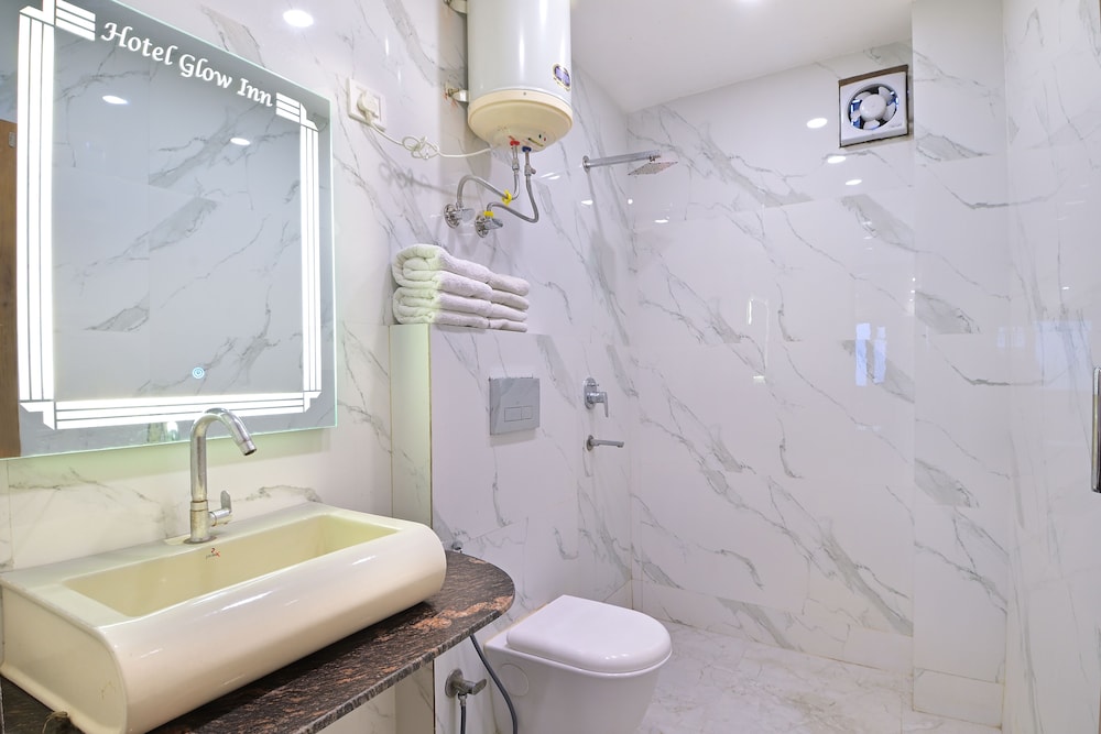 Hotel Glow Inn @3 Minutes Walk From NDLS Railway Station Paharganj