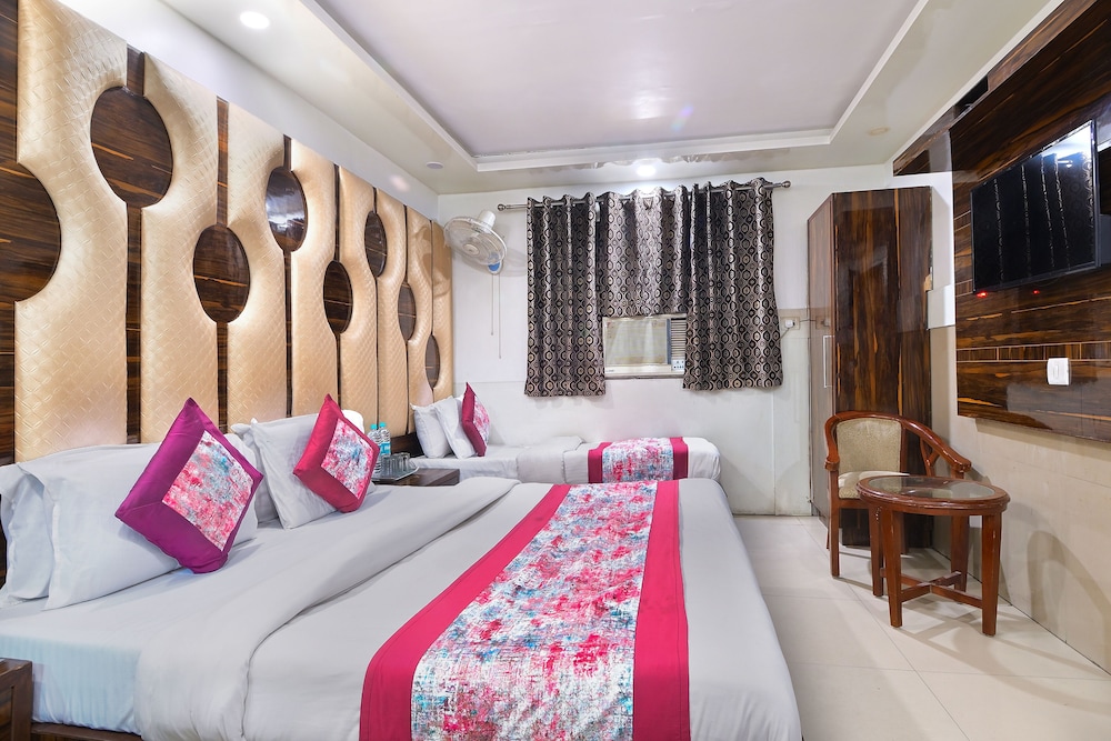 Hotel Glow Inn @3 Minutes Walk From NDLS Railway Station Paharganj