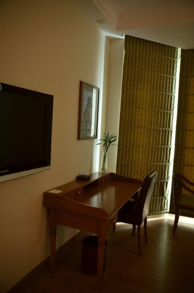The Lalit Traveller Hotel