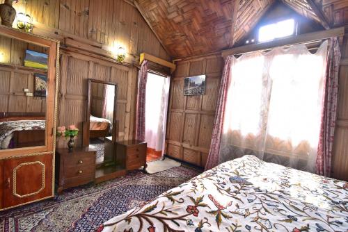 Golden Hopes Group Of Houseboats