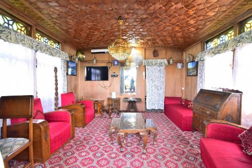 Golden Hopes Group Of Houseboats