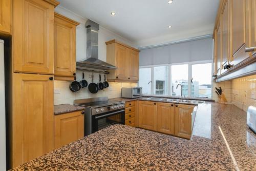 ' Luxury & Spacious AirCondisioned 4 Bed 4 Bath Apartment '