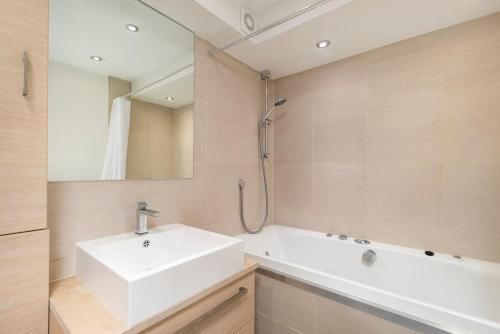 ' Luxury & Spacious AirCondisioned 4 Bed 4 Bath Apartment '