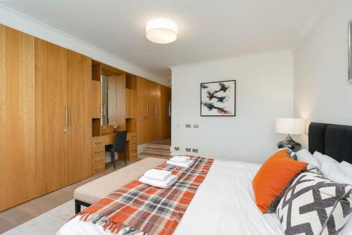 ' Luxury & Spacious AirCondisioned 4 Bed 4 Bath Apartment '