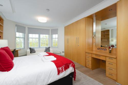 ' Luxury & Spacious AirCondisioned 4 Bed 4 Bath Apartment '