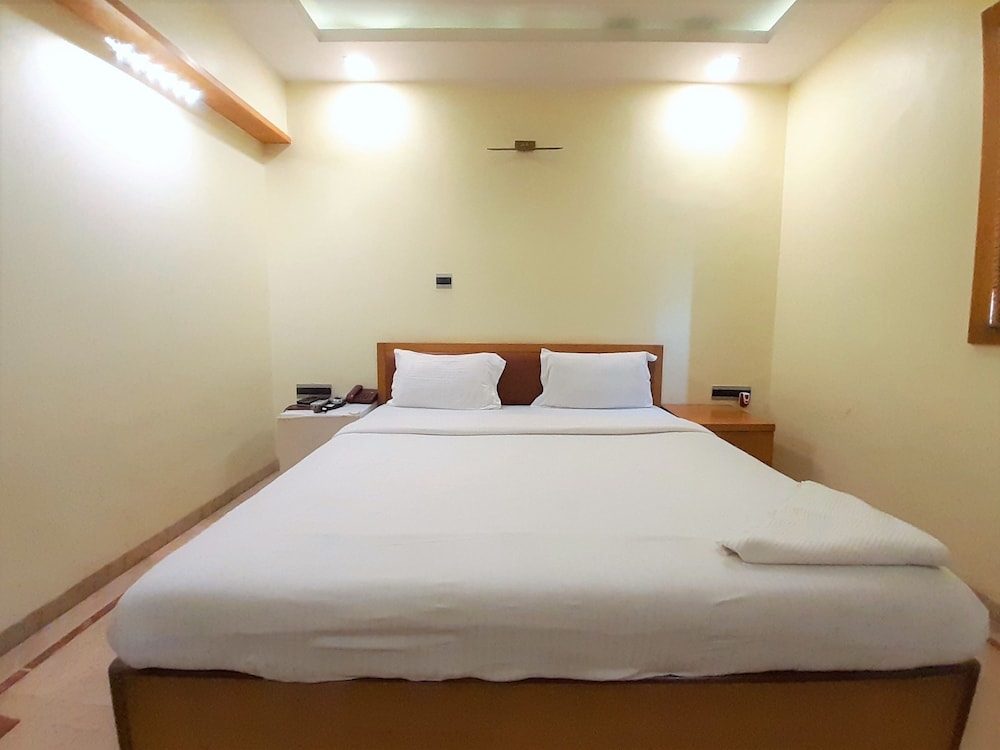  Hotel Benzy Palace, Near Mumbai International Airport