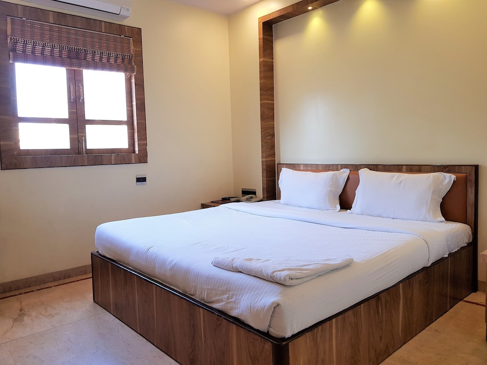  Hotel Benzy Palace, Near Mumbai International Airport