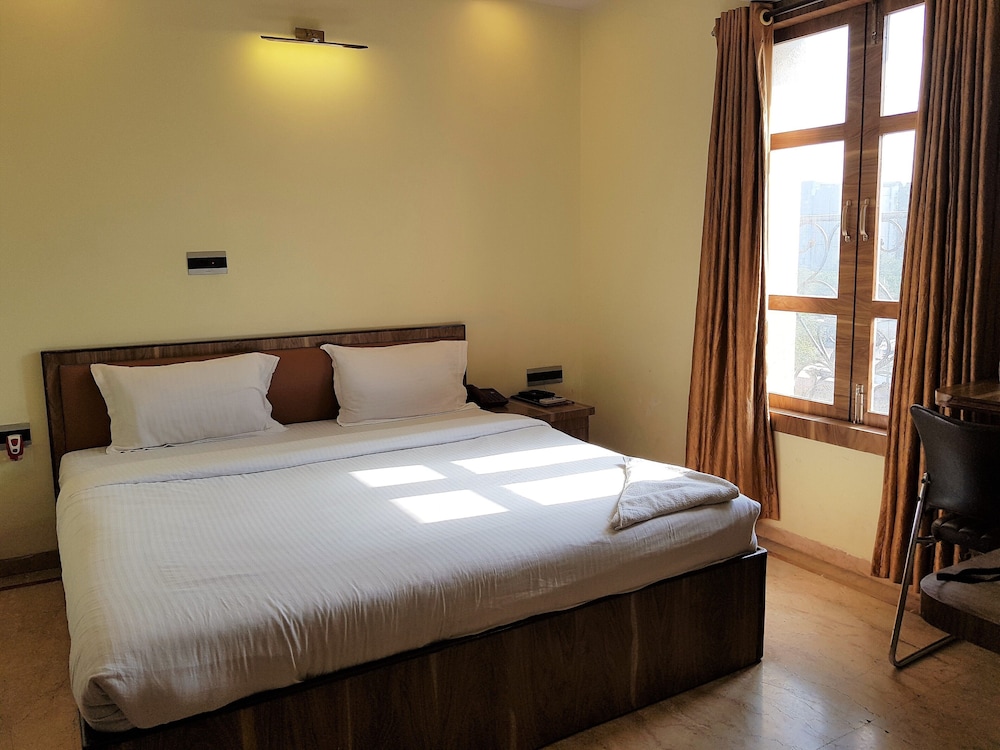  Hotel Benzy Palace, Near Mumbai International Airport