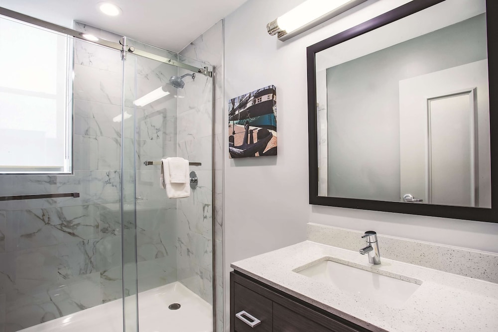 La Quinta Inn & Suites by Wyndham Baltimore Downtown