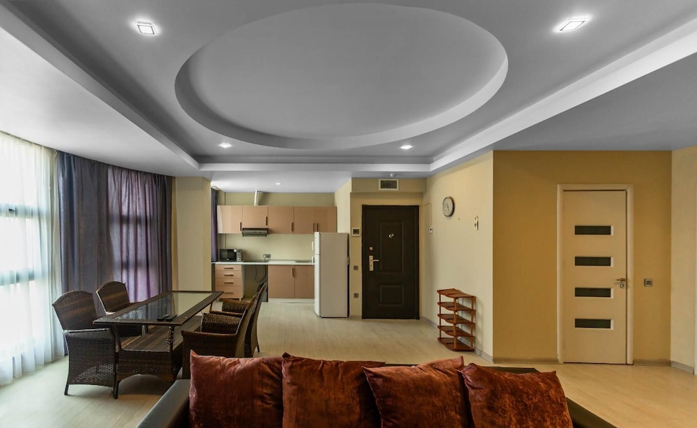 Diplomat Suites