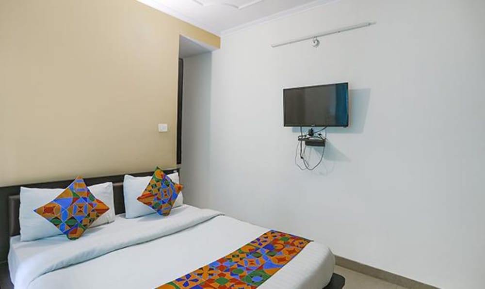 Super Townhouse Hyderabad Gate IIT BHU Formerly RK Heights