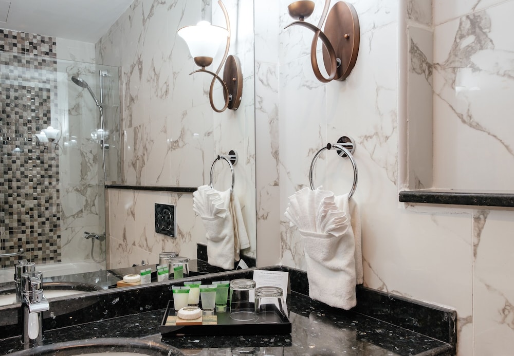 CRYSTAL PLAZA AL MAJAZ HOTEL
