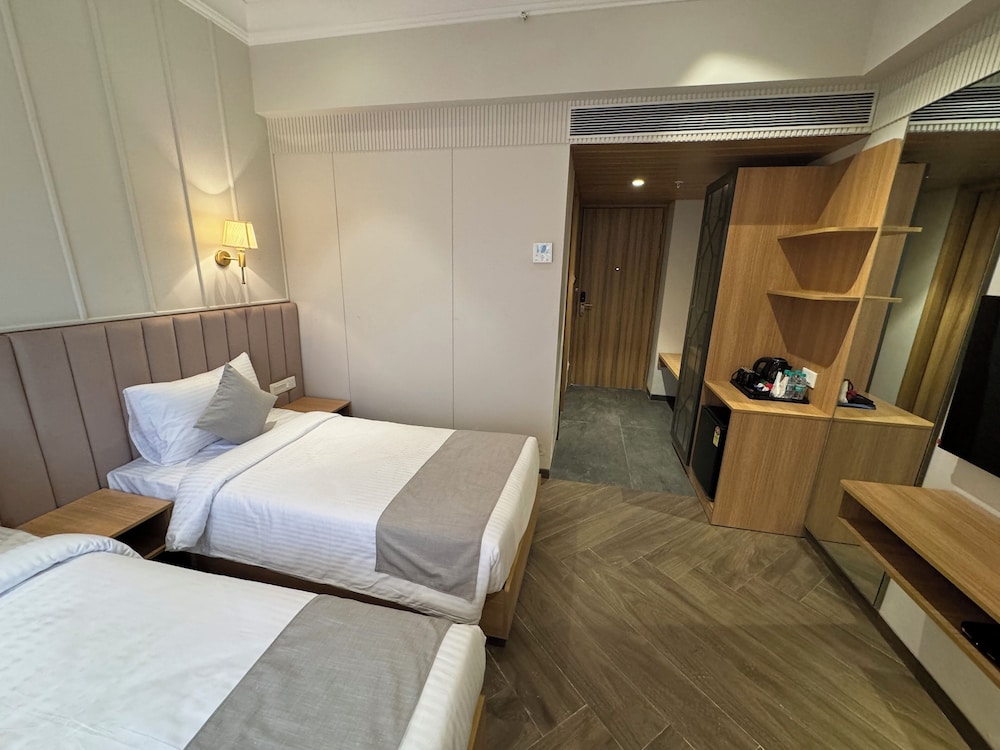 Hotel Mumbai House Mindspace Malad