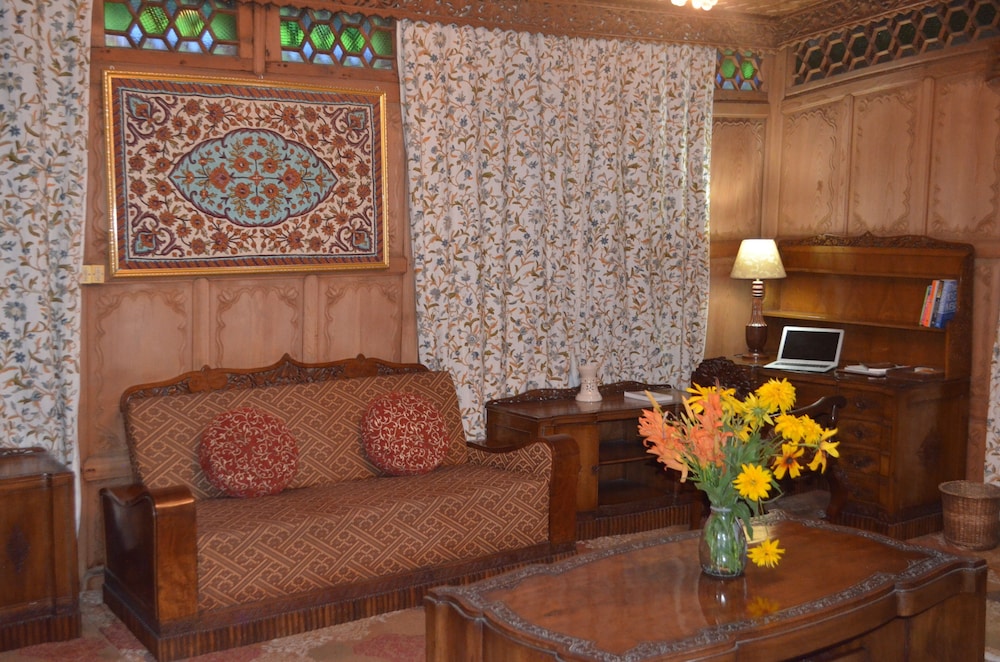 New Alexandra Group of Houseboats