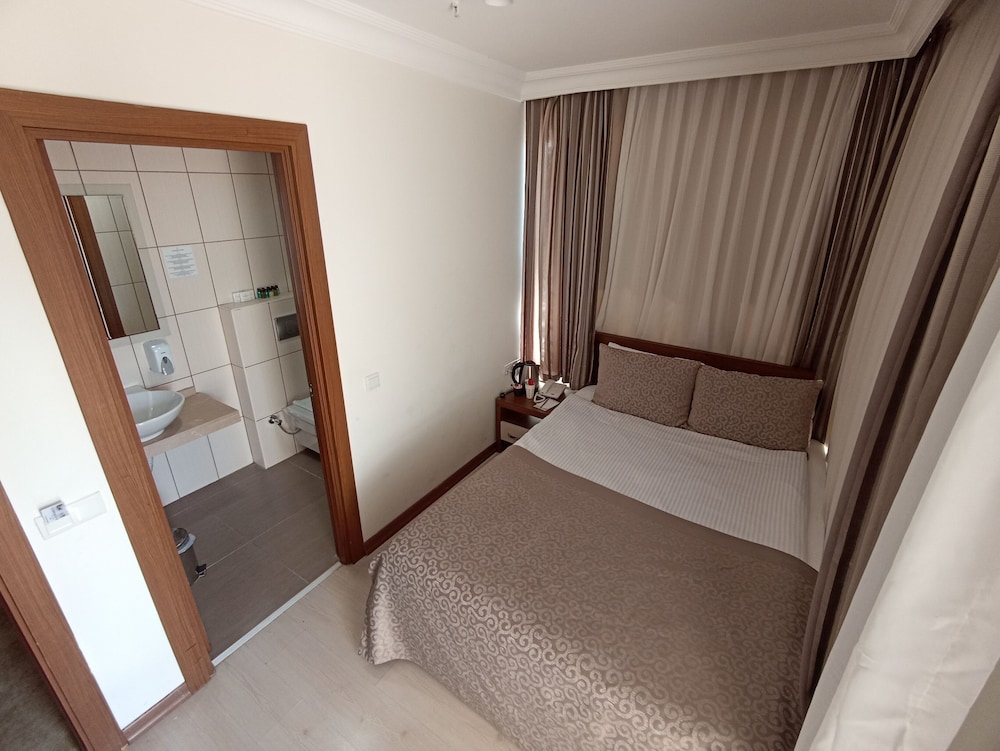 The Corner Park Hotel