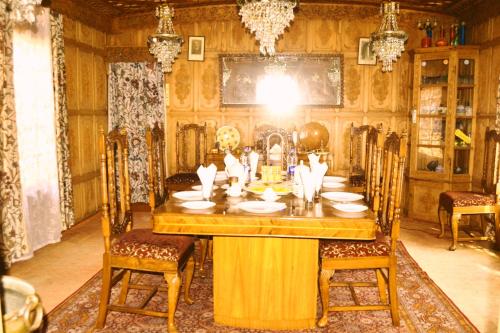 Firdous Houseboats