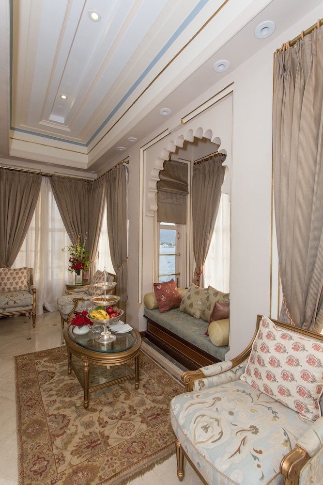 Taj Fateh Prakash Palace