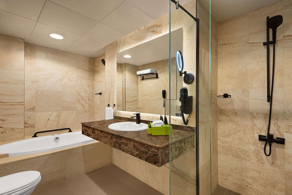 La Quinta by Wyndham Dubai Jumeirah (Ex - The Country Club Hotel)