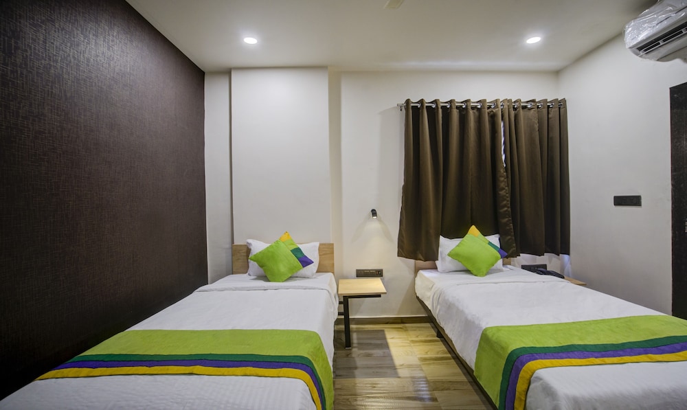 Treebo Grand Lotus - 3 km from Textile Market