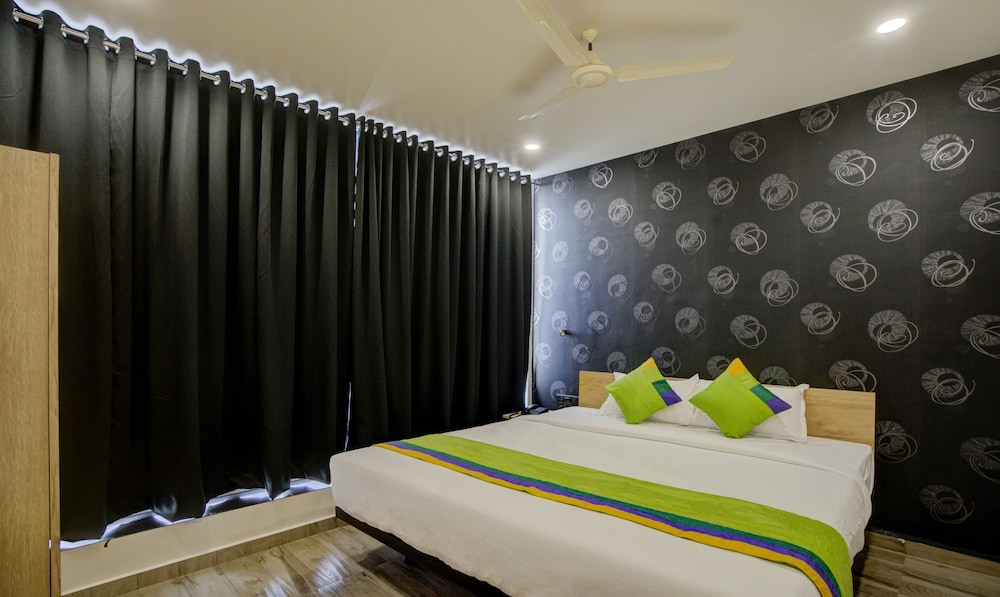 Treebo Grand Lotus - 3 km from Textile Market