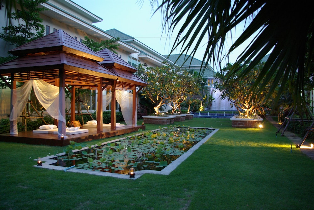 Bangkok Natural Spa Resort and Suite