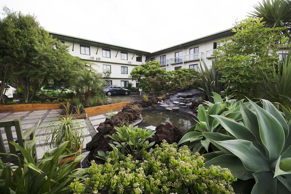 Jet Park Hotel & Conference Centre