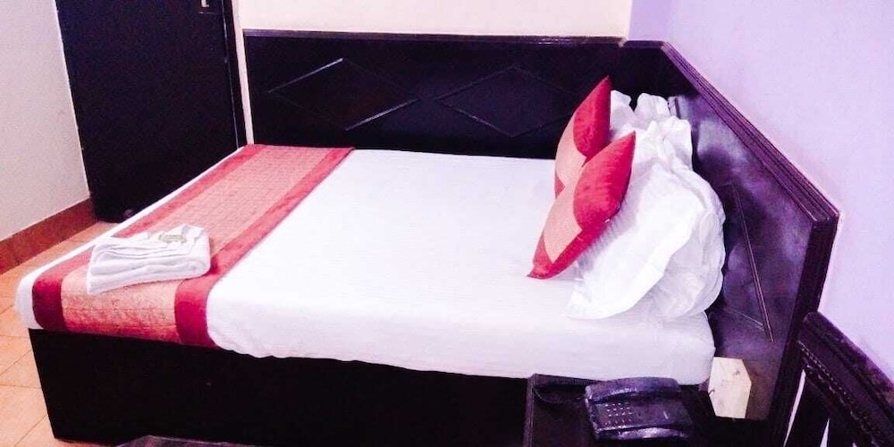 OYO 13277 Hotel Neelam Palace