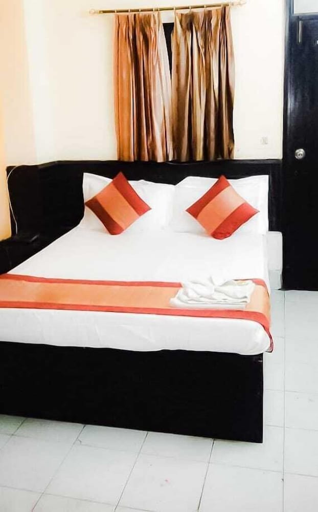 OYO 13277 Hotel Neelam Palace