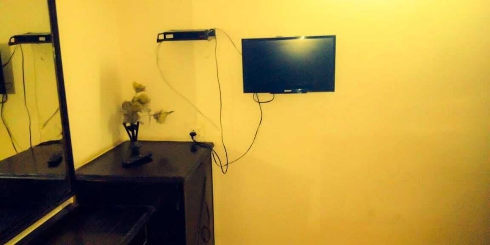 OYO 13277 Hotel Neelam Palace