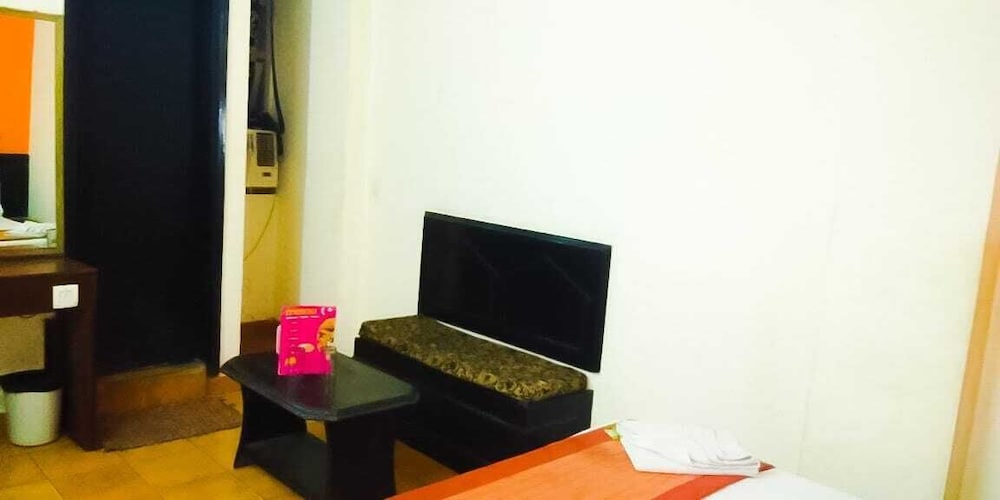 OYO 13277 Hotel Neelam Palace