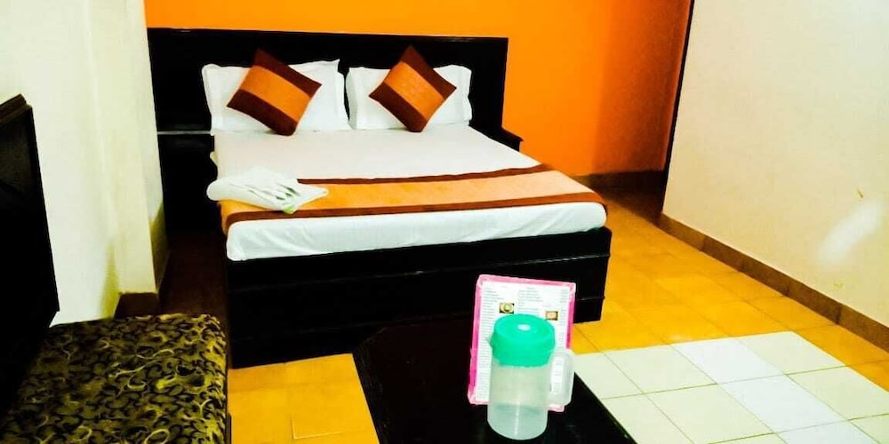 OYO 13277 Hotel Neelam Palace