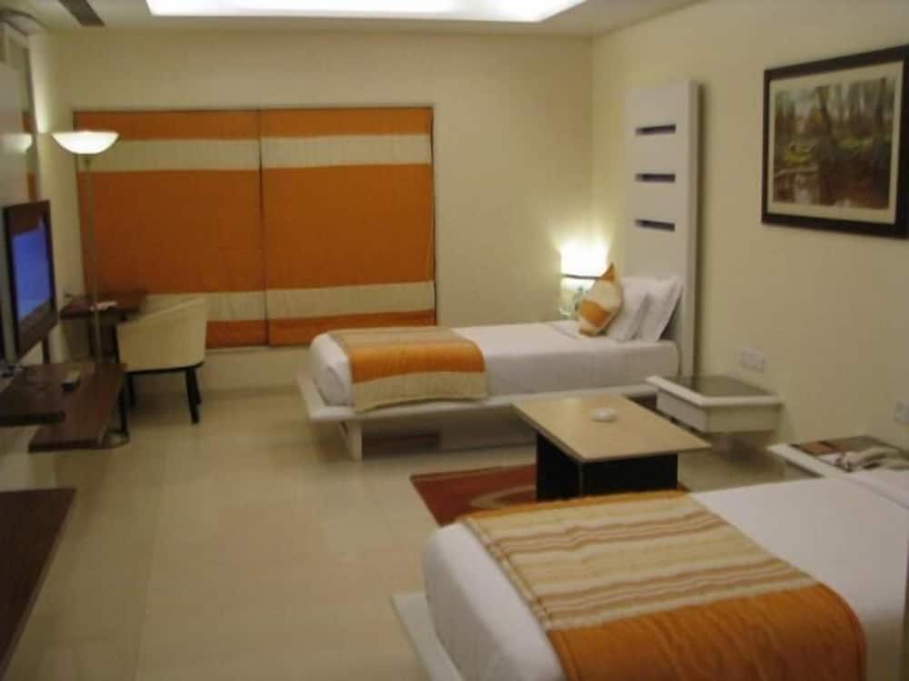 Vivanta Thane LBS Road