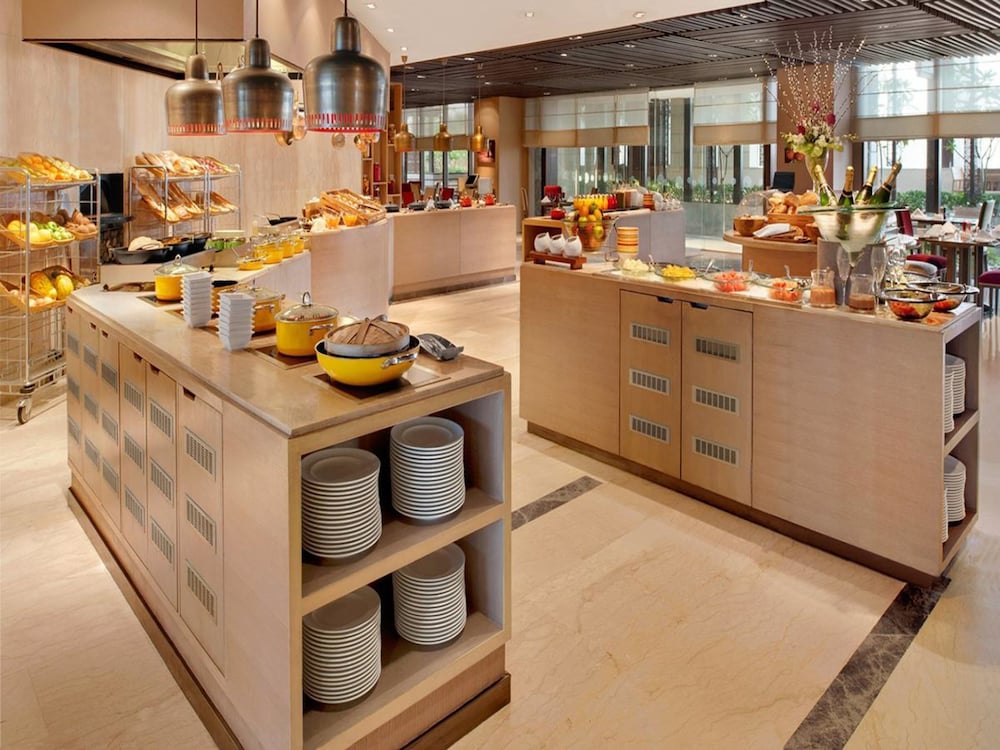 Leela Ambience Convention Hotel, Delhi